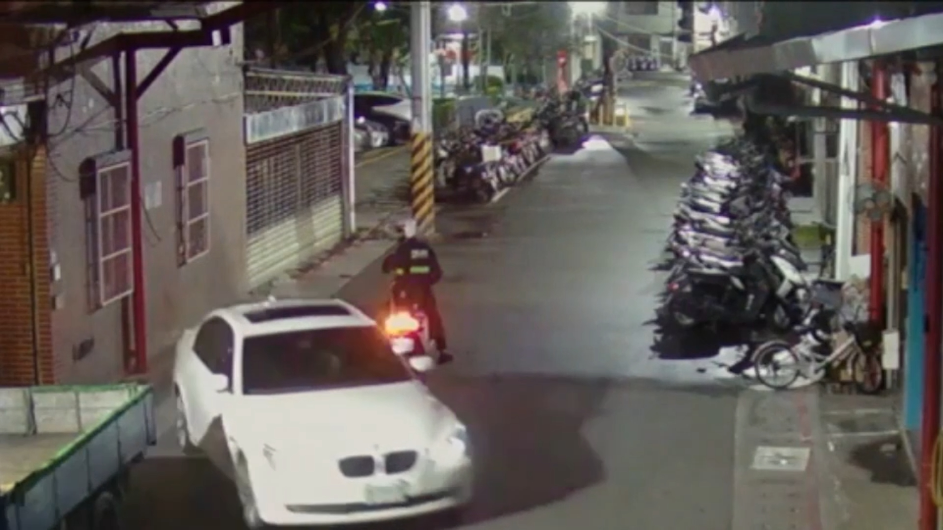 39歲林姓男子駕駛懸掛假車牌的BMW，在蘆洲區正和街因紅線違停遭警方攔查，林嫌因心虛竟拒檢並加速逃逸。