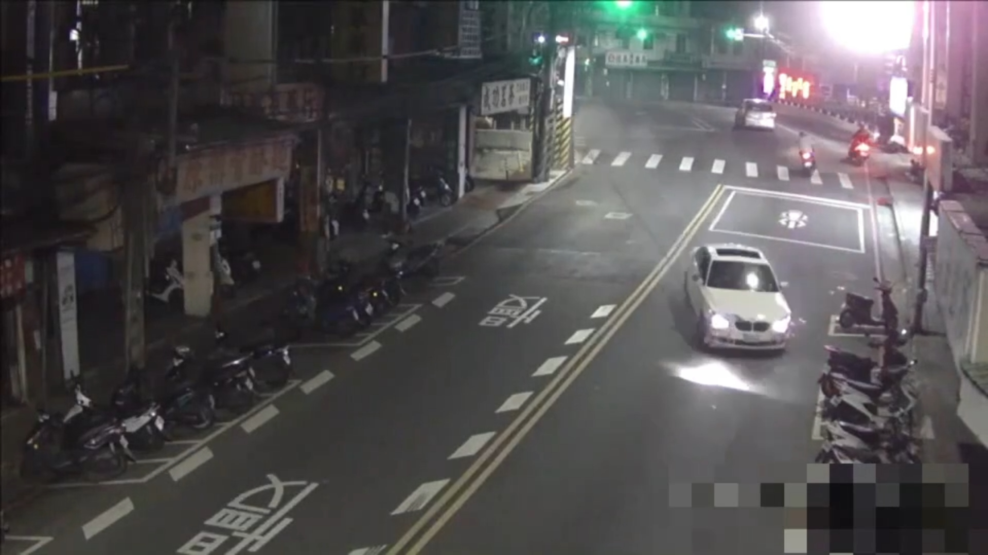 林嫌逃往泰山區明志路一段17號前時，車輛失控撞擊路邊停放機車。