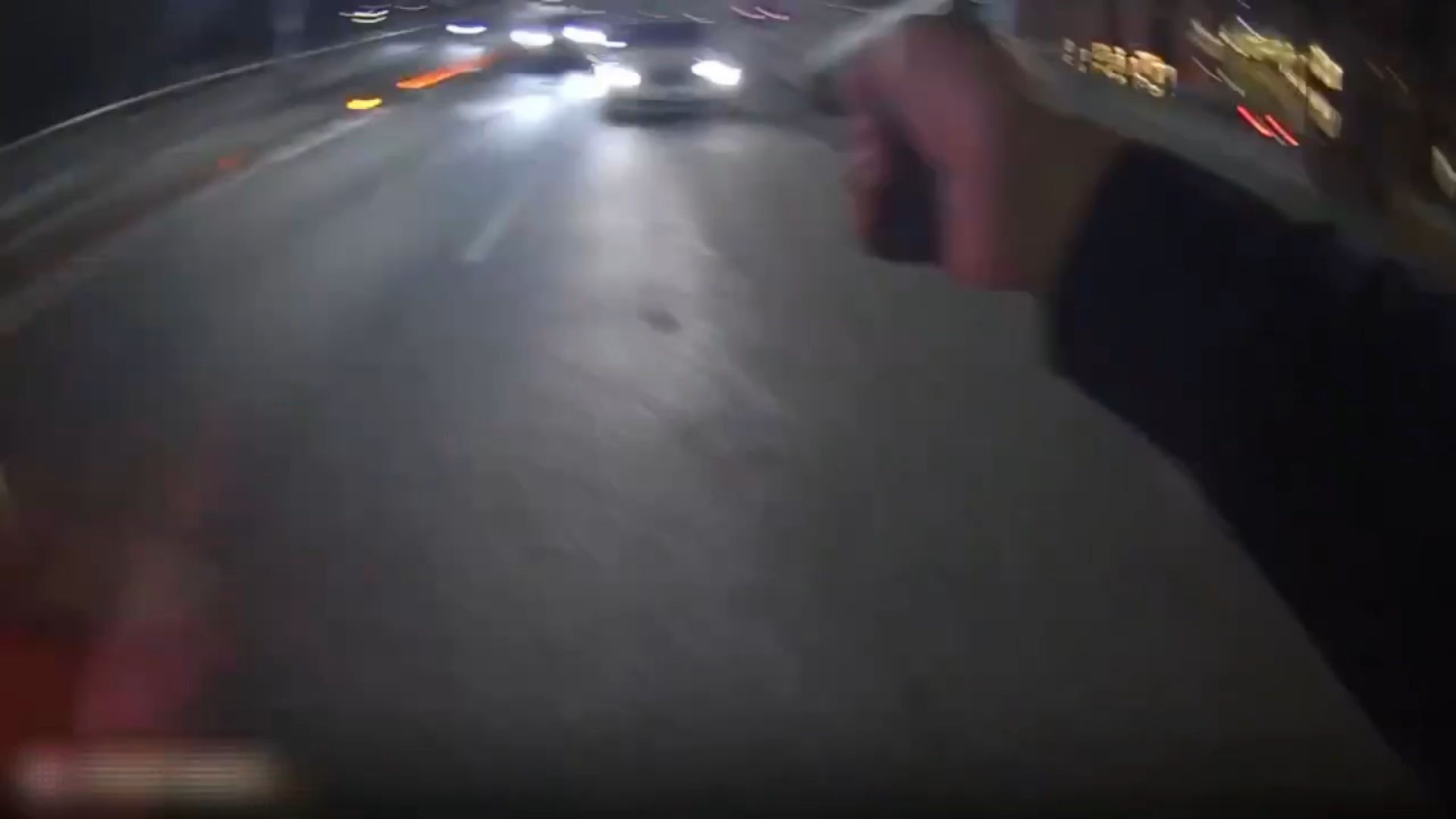 林男棄車打赤腳逃進巷弄，警方在泰山區和平街13巷1處停車場的貨車車斗內，將全身狼狽的林男逮捕歸案。