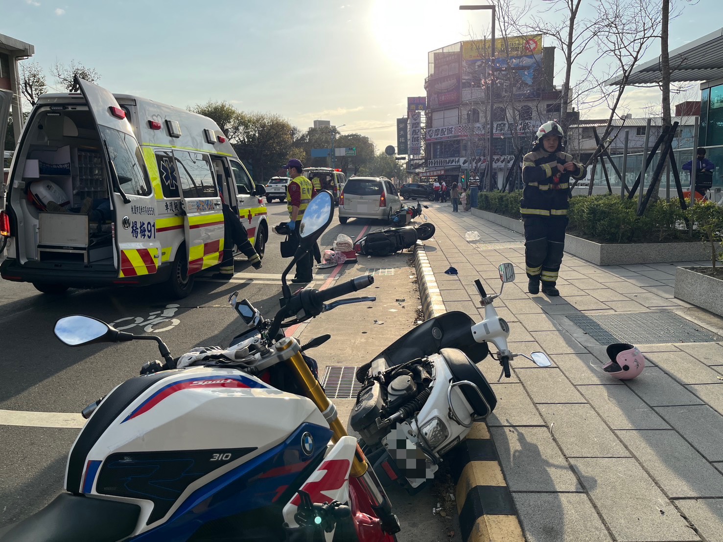 桃園市楊梅區中山路上(2)月23日下午16時許,發生1起追撞車禍。