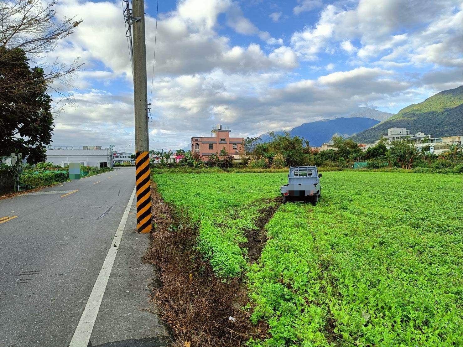 77歲唐姓男子駕駛的小貨車發生碰撞後，失控直接衝進一旁的田中央。