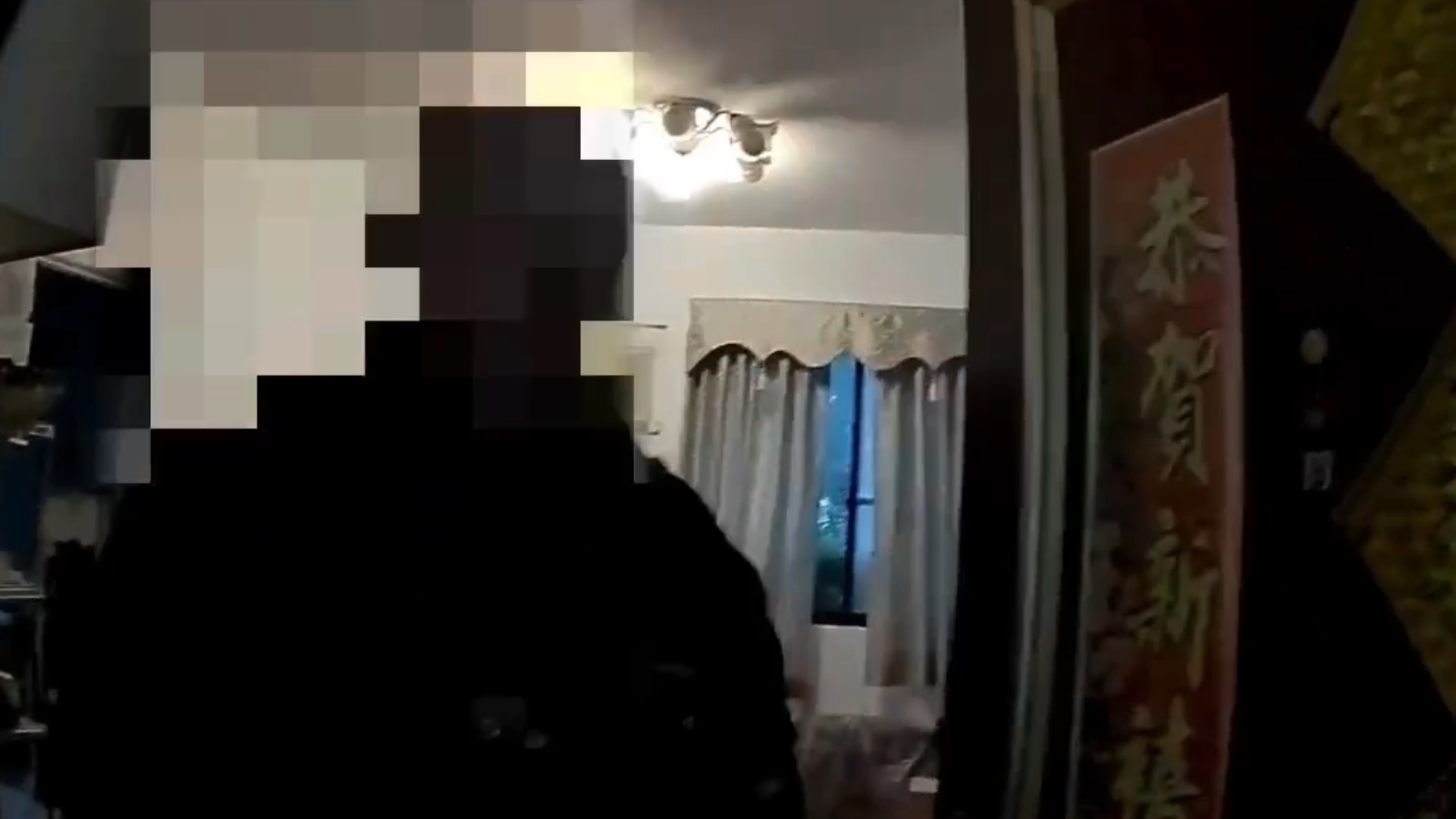 何男到案後供稱，他認為行經該路段的車輛速度都太快，為了提醒駕駛減速，才會選擇「肉身擋車」。