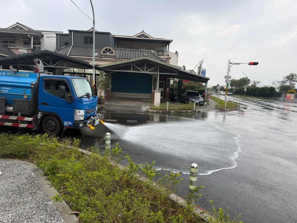 宜蘭縣環保局派員到場稽查,確認為1桶約20公升的濃縮液肥破裂污染路面,現場由相關人員配合水車清理完畢。