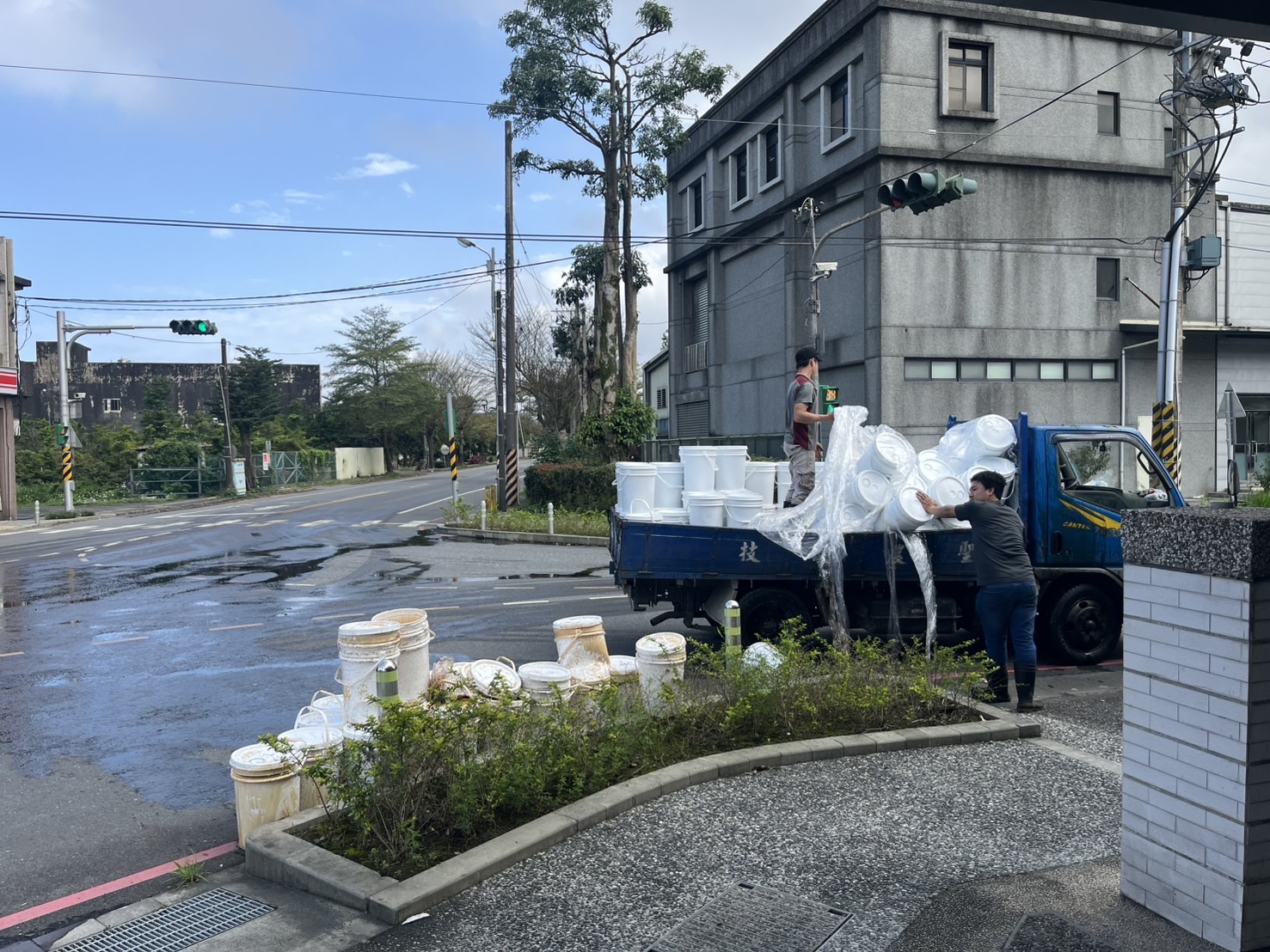 。1輛藍色小貨車行經香中路、東城路口準備左轉時,疑似因後車斗裝載的貨物未綑紮牢固,導致多桶白色儲水桶在轉彎過程中失衡砸向路面。