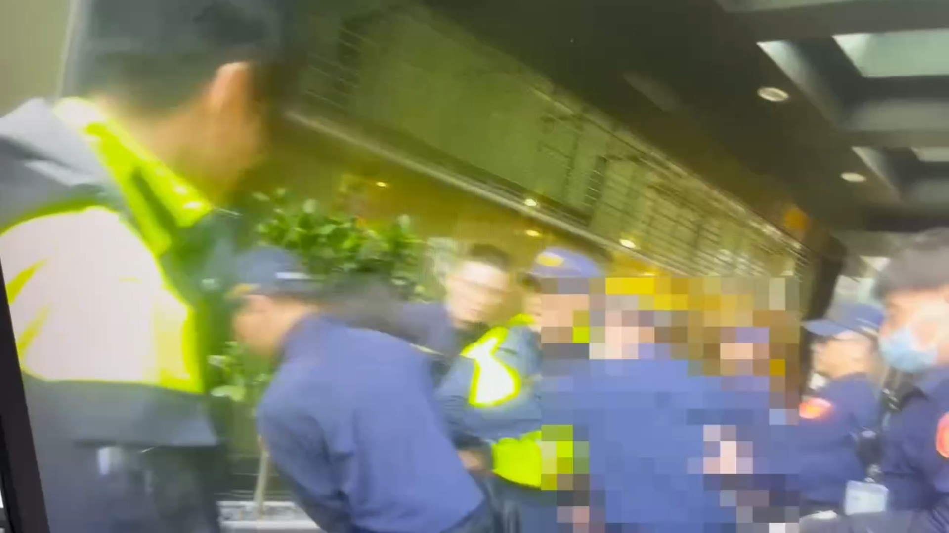 酒醉鬧事的儲姓男子遭轄區警方帶回,訊問後依《刑法》第135條及140條「妨害公務罪」嫌,移送台北地方檢察署偵辦。