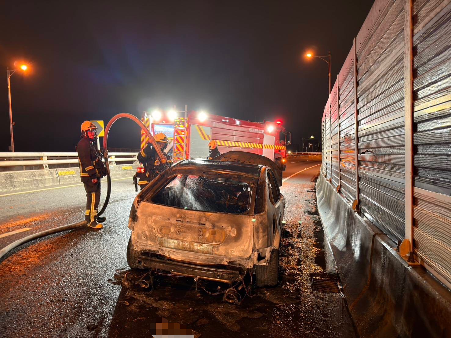 警消人員獲報趕抵時，小客車已淪為火球、火勢大作，救災人員迅速拉起水線灌救，於短時間內將火勢完全撲滅。