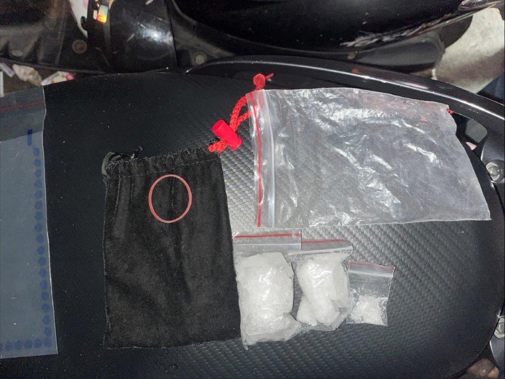 員警趁王嫌準備發動機車時一擁而上將其壓制，率先在機車置物箱內搜出毒品包。