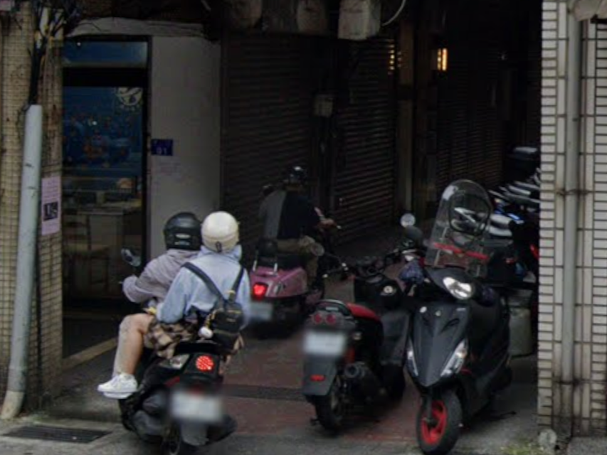 49歲李姓男子行經孝二路93巷附近時,不明原因突然倒地。