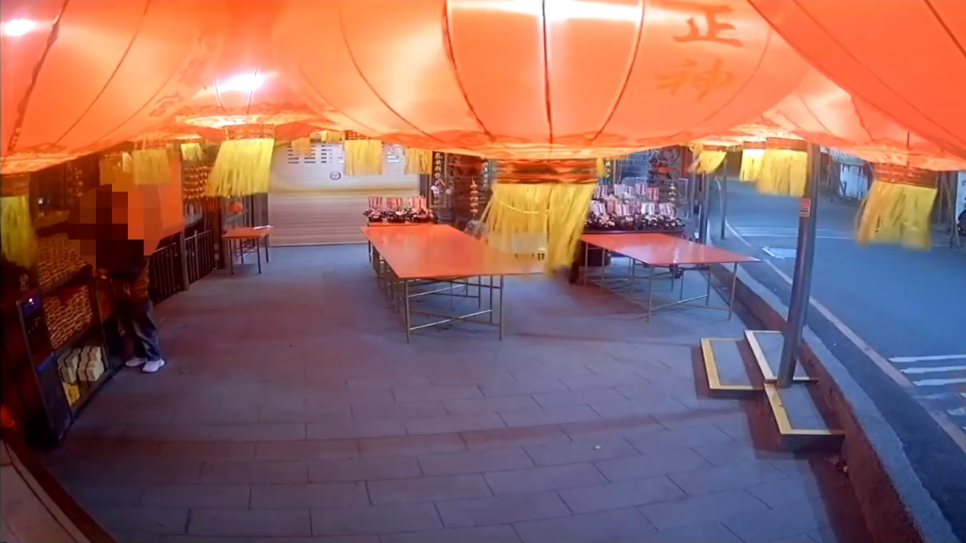 51歲賴姓男子趁著深夜四下無人,潛入淡水區水碓街福德宮廟內準備行竊。