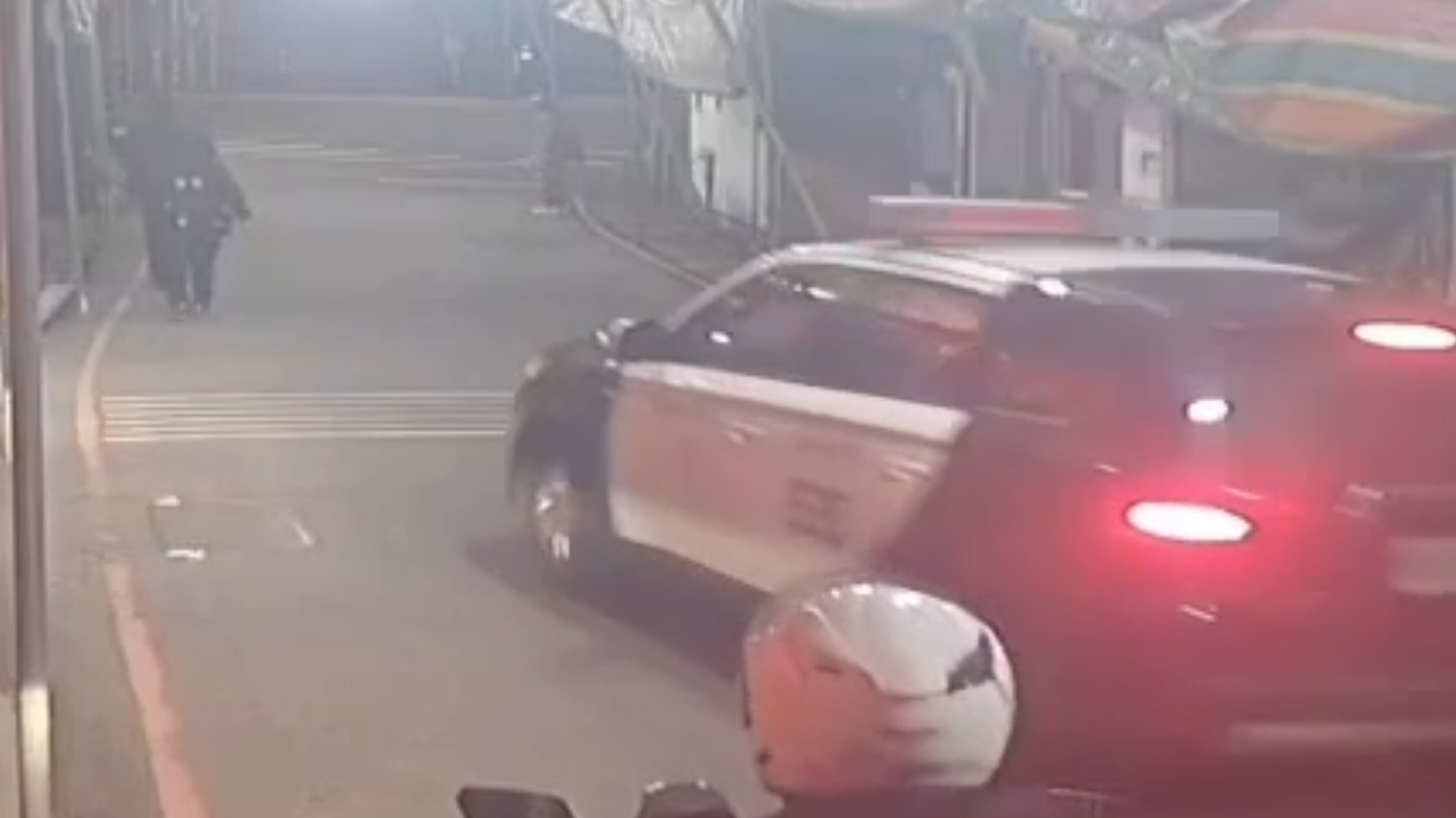 淡水警方獲報火速趕抵,在賴嫌踏出廟門時當場活逮。