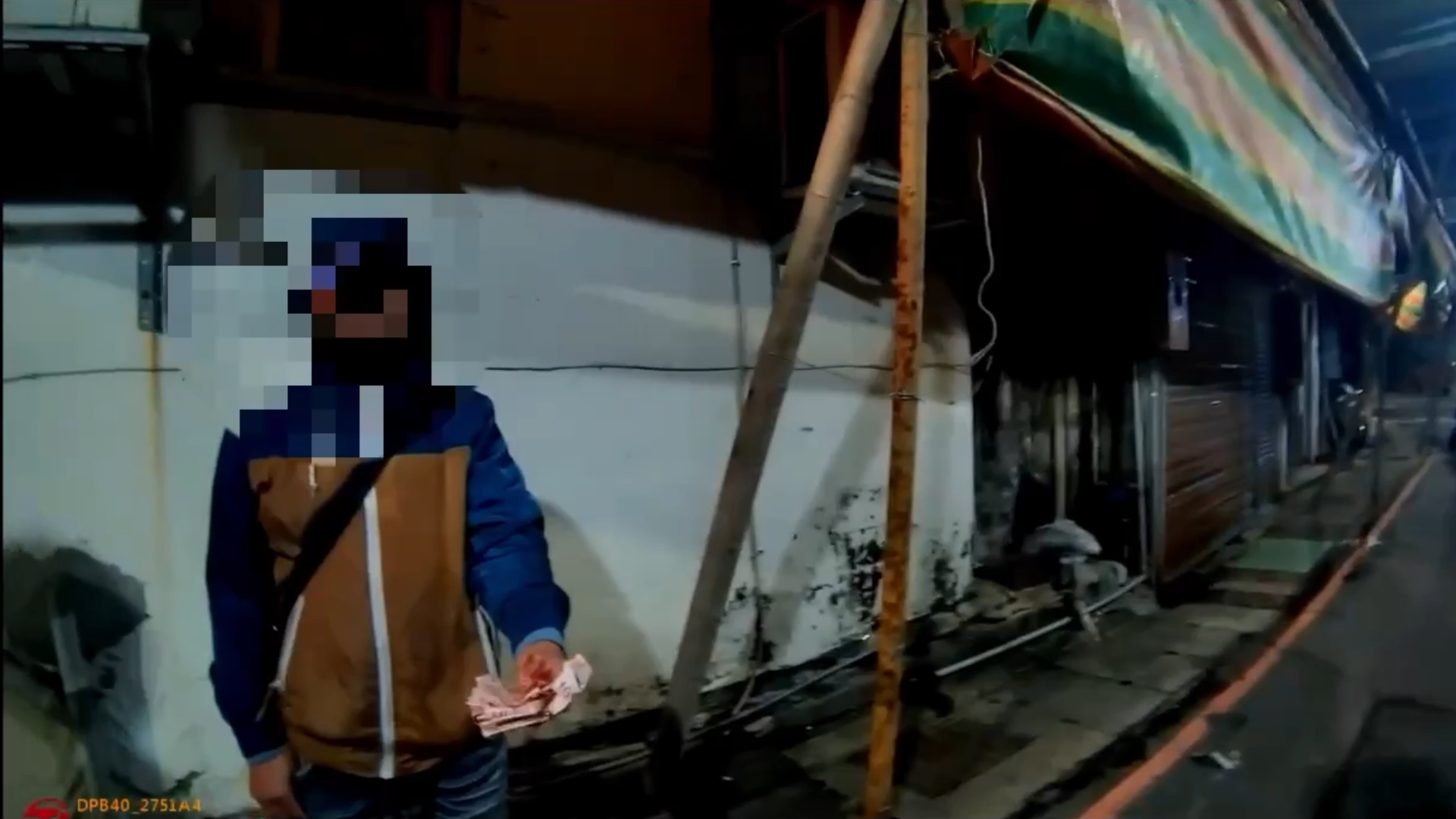 賴嫌無從抵賴,只好尷尬地掏出贓款並頻頻向警方喊著「拍謝啦」。