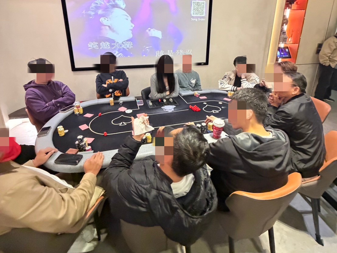 中壢警方於轄區龍岡路一帶民宅,破獲德州撲克職業賭場。