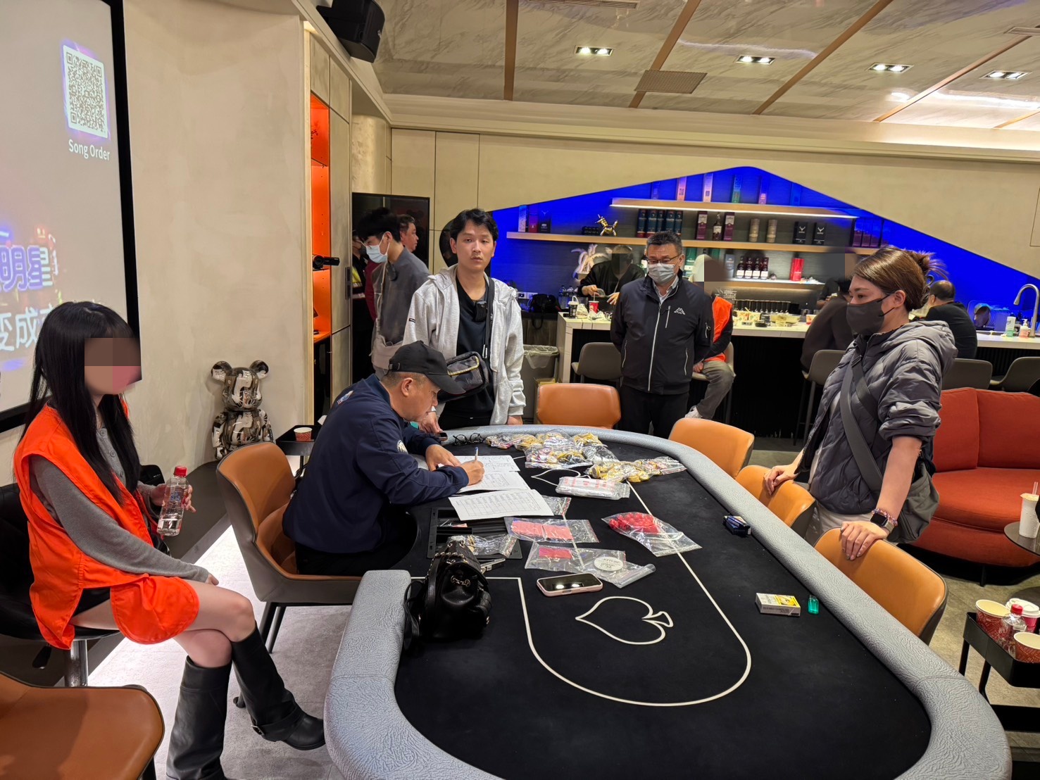 警方將賭場38歲王姓負責人及27歲黃姓女荷官,連同工作人員與賭客共13人一併帶回。