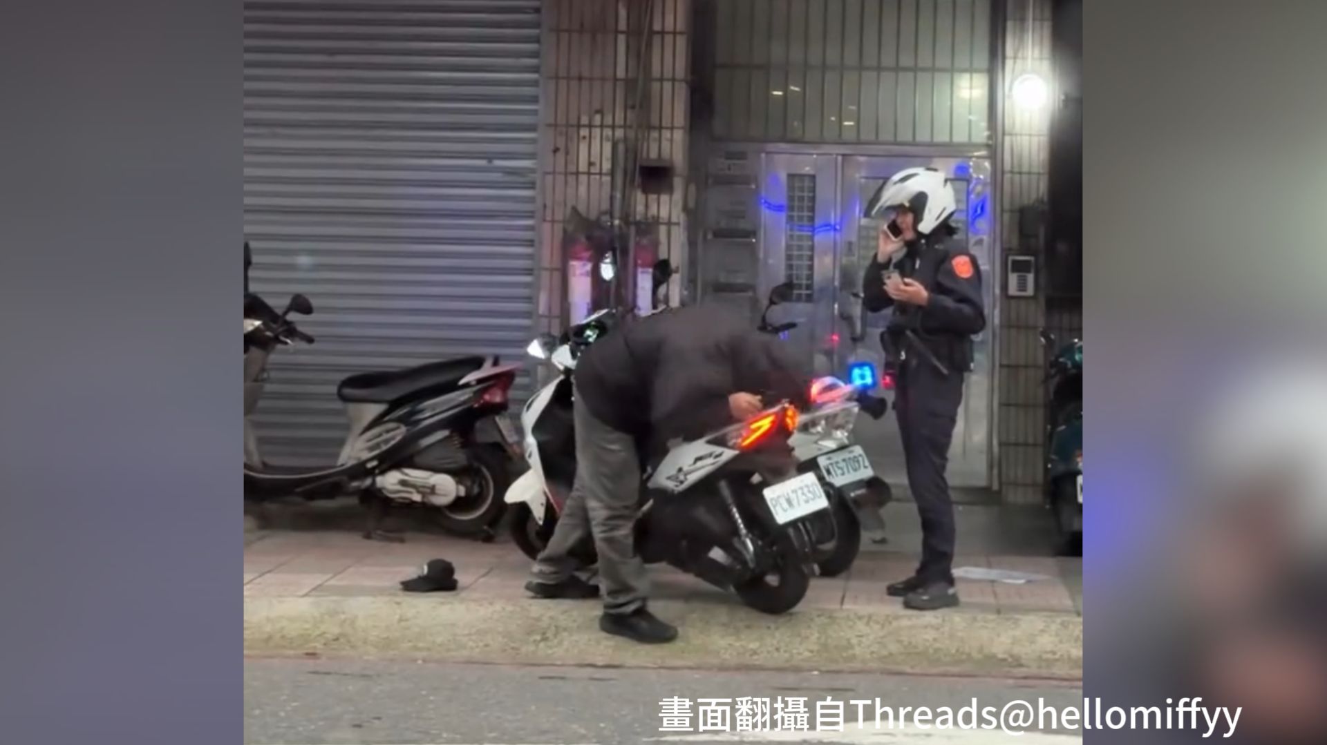 47歲吳姓男子當街扶住自己的機車，不斷用頭部猛力撞擊車身「自殘」，驚悚行徑嚇壞路過通勤民眾，過程也被拍下PO網。