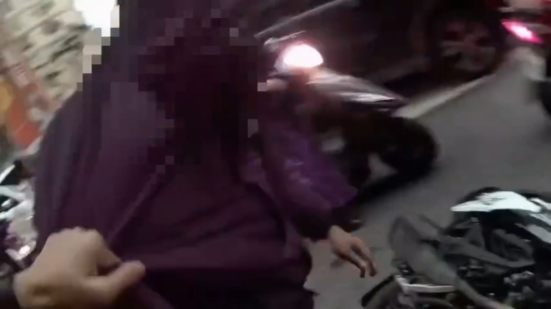 女警見狀大驚，擔心吳男造成嚴重自傷，立即通報無線電請求線上警力緊急支援。支援警力迅速趕抵後，合力將情緒不穩的吳男強制制伏並施以保護管束。