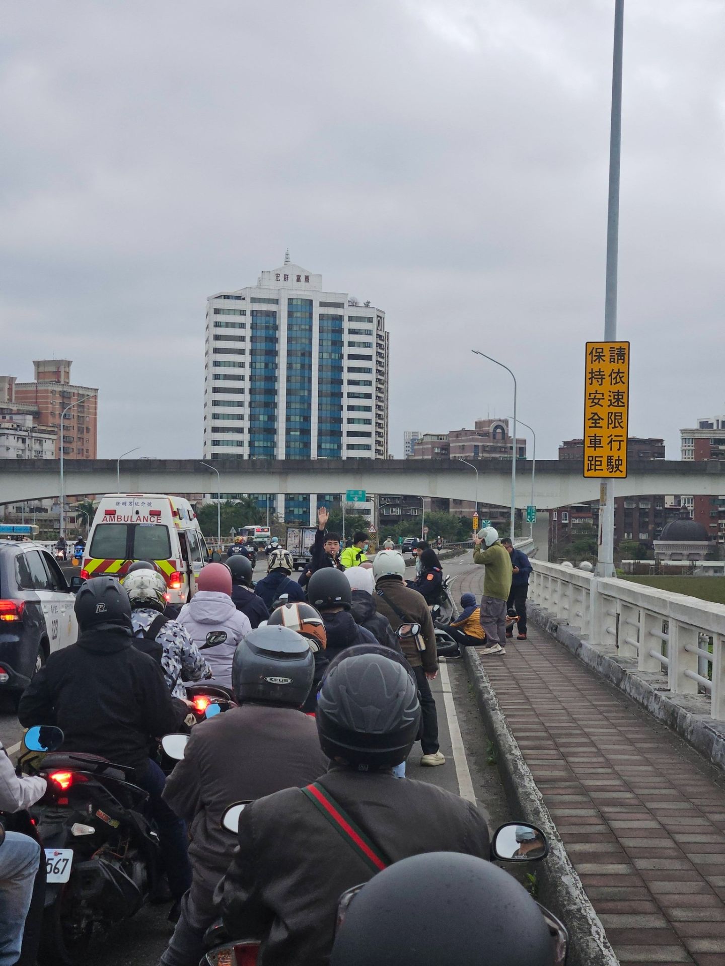 事故發生後,狹窄的機車道被受損車輛及傷者佔據,後方大批趕往上班的騎士動彈不得,車陣一度回堵至橋下平面道路,現場民怨四起。