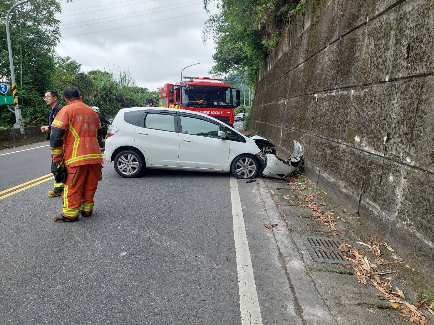 45歲倪姓男子駕駛自小客車準備返家時，行經山區路段時，車輛突然失控打滑，整部車橫跨對向車道後猛烈撞擊山壁。