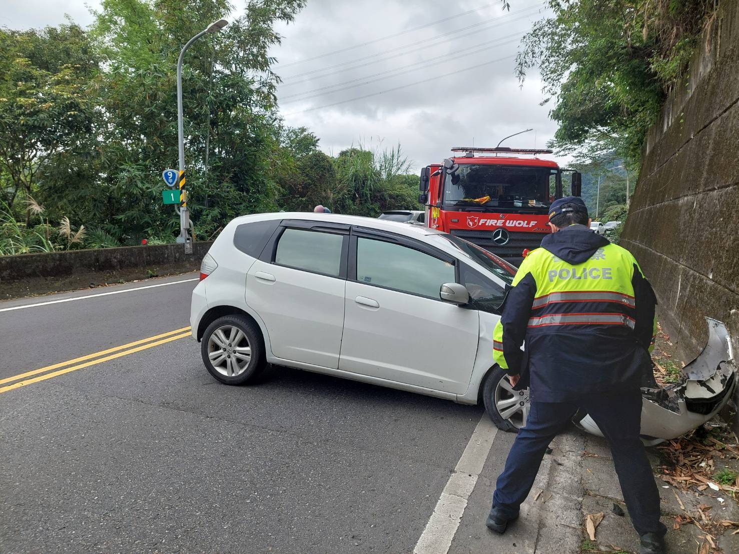 事發路段路幅較窄，倪男自撞損毀的車輛佔據單側車道，一度造成該路段往烏來方向嚴重堵塞，不少路過民眾趕緊停車協助報警。