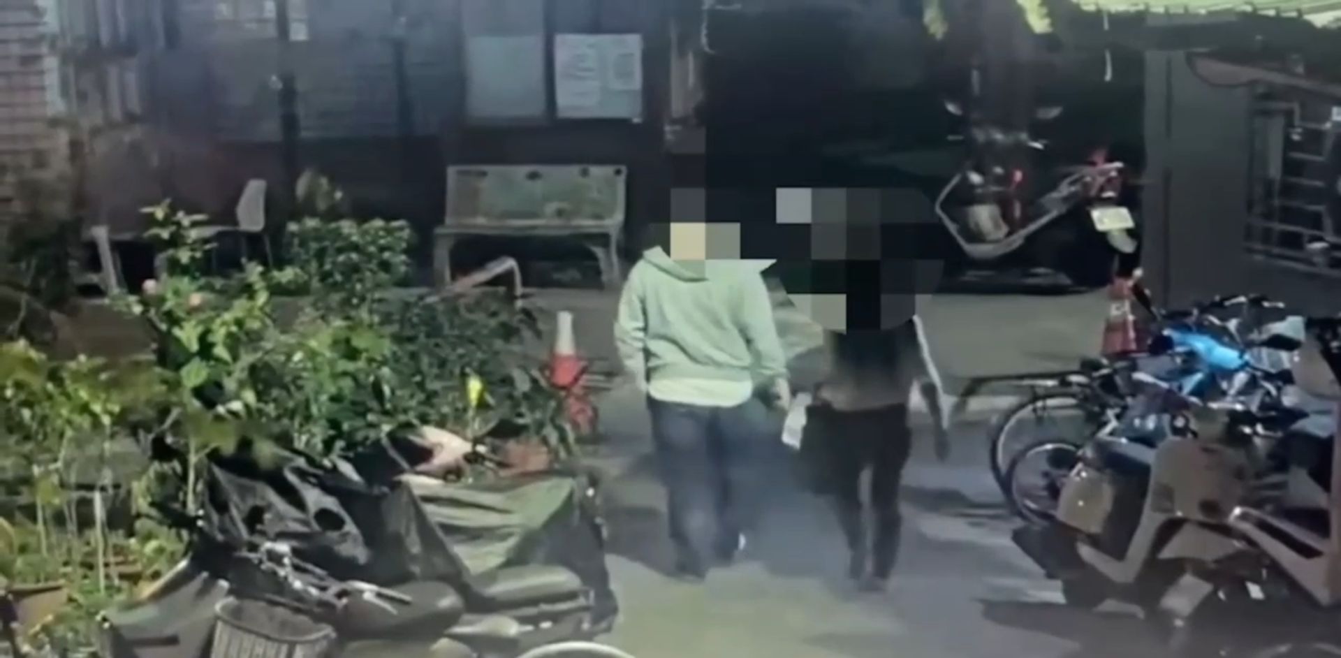 曾男帶著女性友人赴張姓男子住處談判。