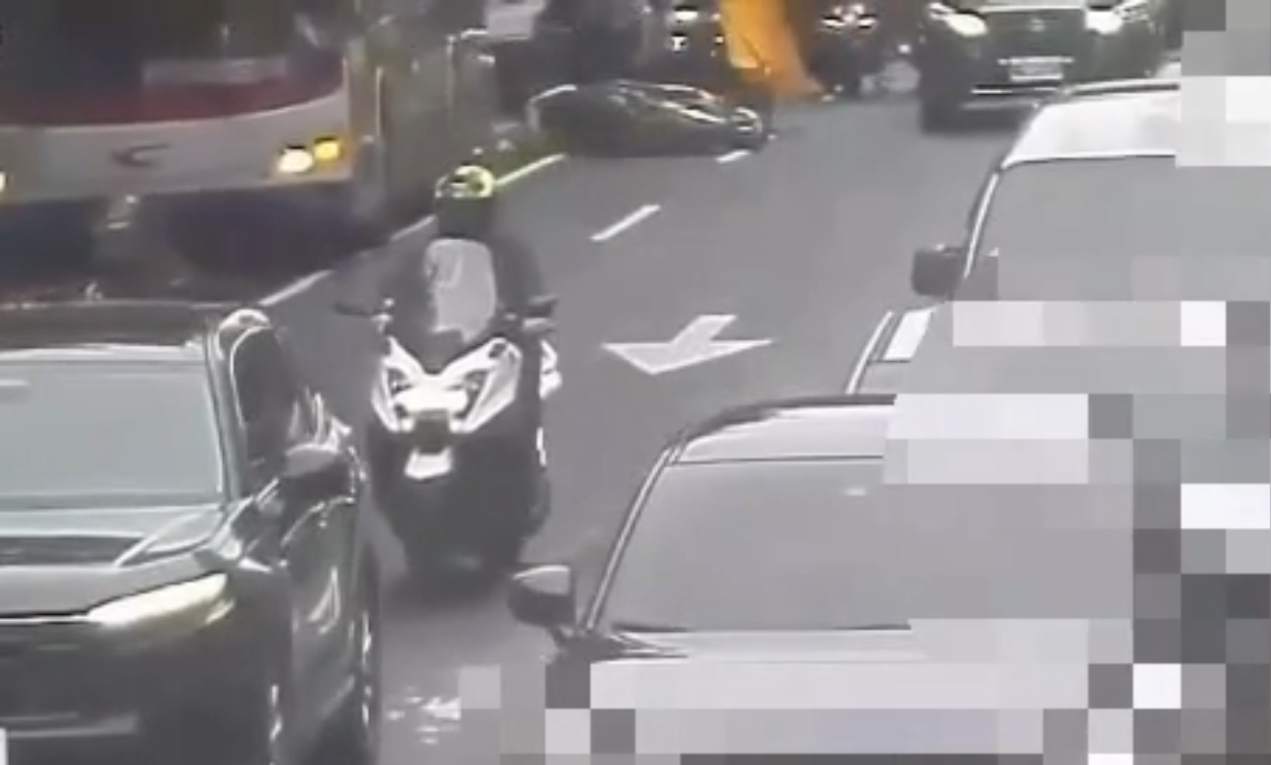 59歲陳姓女子騎乘機車行經該路段時,不慎追撞前方由42歲溫姓女子騎乘的機車,導致陳女連人帶車倒地。沒想到溫女好心上前協助將肇事機車牽起時,竟不慎誤催油門,導致機車瞬間失控暴衝,2輛機車再度雙雙撞翻在地。