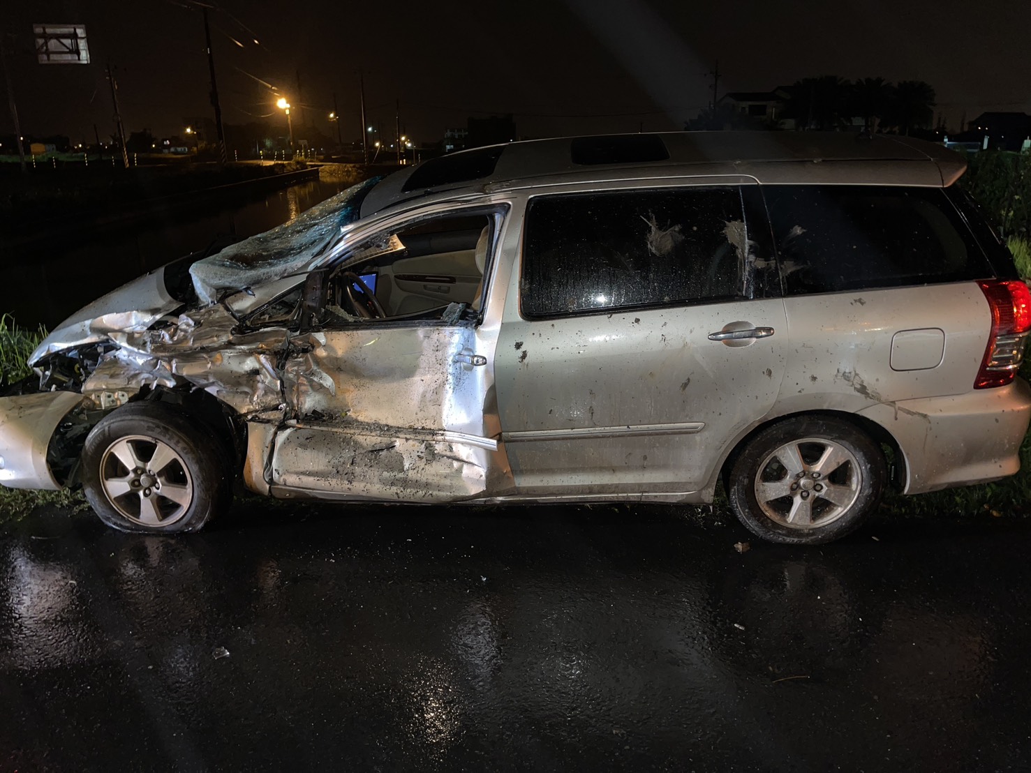 ​28歲徐姓女子駕駛小客車行經閃燈路口時，與57歲廖姓男子駕駛的大貨車發生猛烈碰撞。