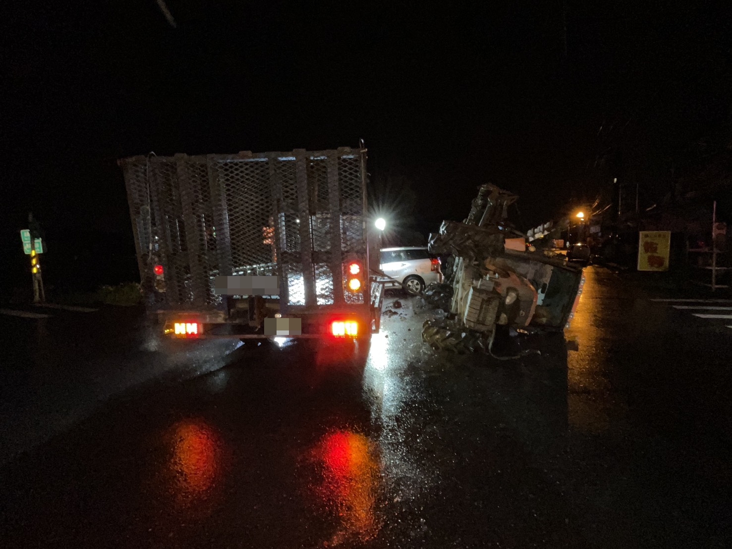 28歲徐姓女子駕駛小客車行經閃燈路口時，與57歲廖姓男子駕駛的大貨車發生猛烈碰撞。