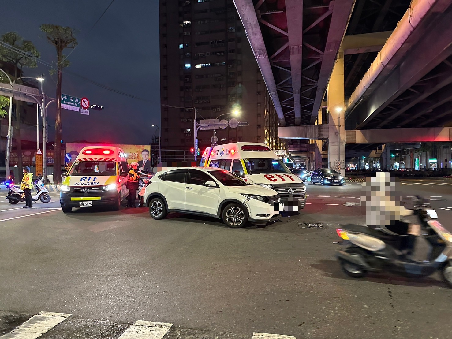 新北市中和區昨（9）日晚間18時許發生1起連環車禍。1輛正開啟警示燈與鳴笛執行勤務的救護車，行經中正路、連城路口時，突遭1輛未避讓的自小客車攔腰撞上。