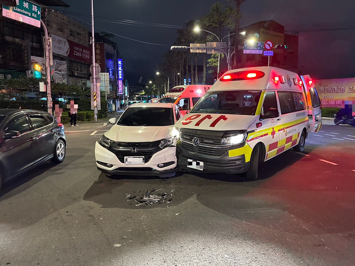 新北市中和區昨（9）日晚間18時許發生1起連環車禍。1輛正開啟警示燈與鳴笛執行勤務的救護車，行經中正路、連城路口時，突遭1輛未避讓的自小客車攔腰撞上。