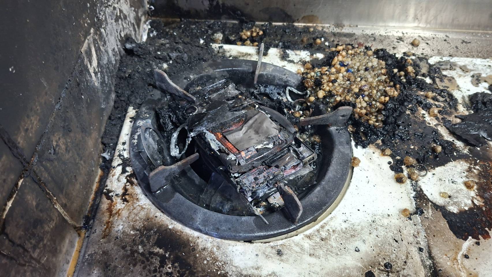 賴男痛毆老母親，還為了阻止她報案將手機放在瓦斯爐上焚燒。