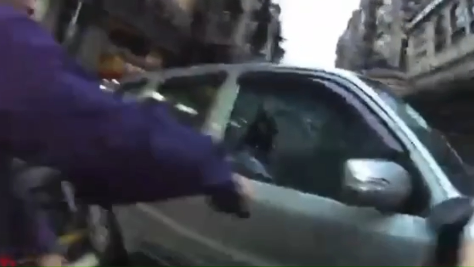 警方以警車包夾逼停，並強勢破窗將林男拖下車壓制逮捕。