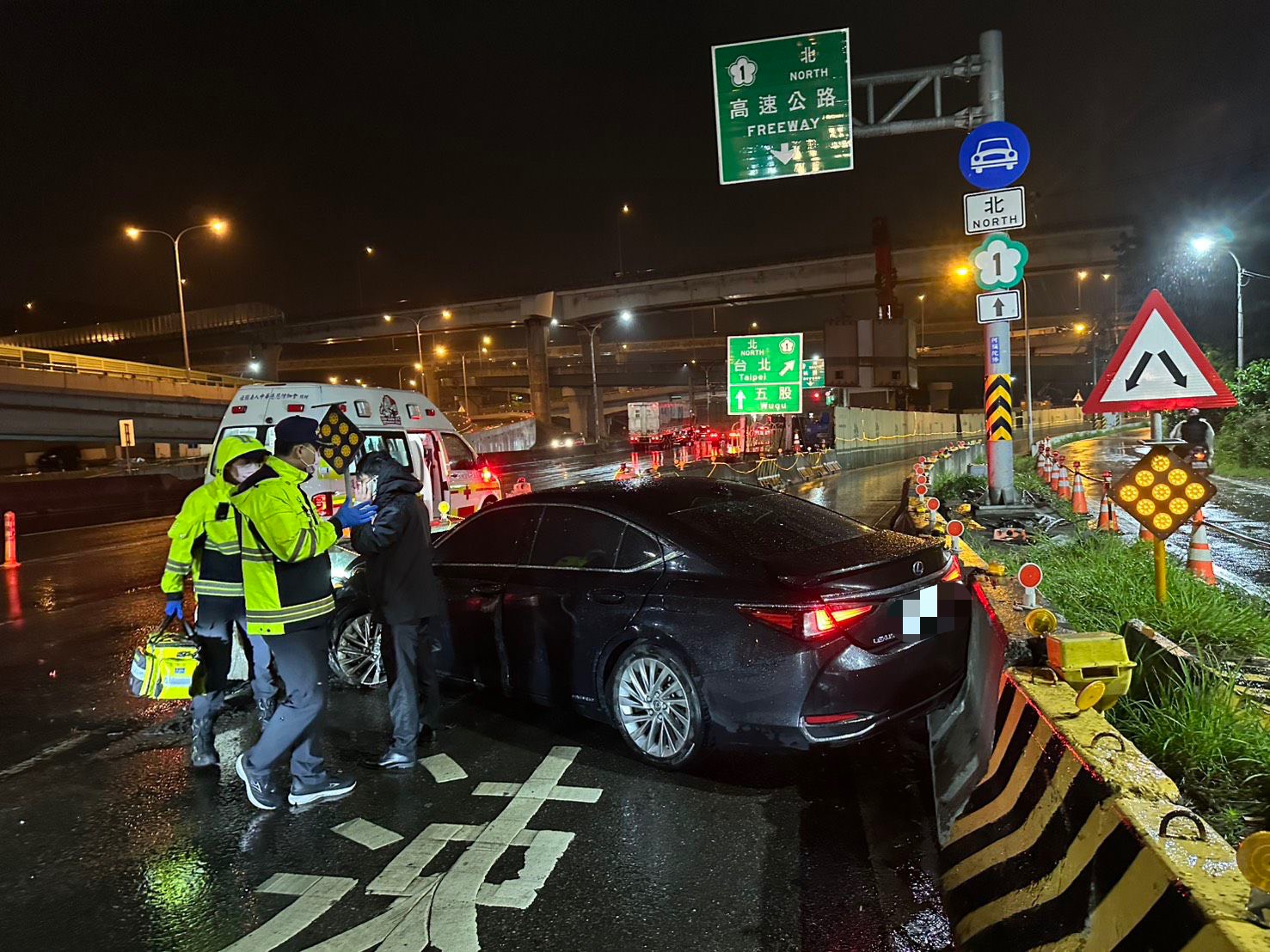 新北市五股區新五路五股交流道北上匝道口，今（10）日凌晨4時許發生1起自撞車禍。
