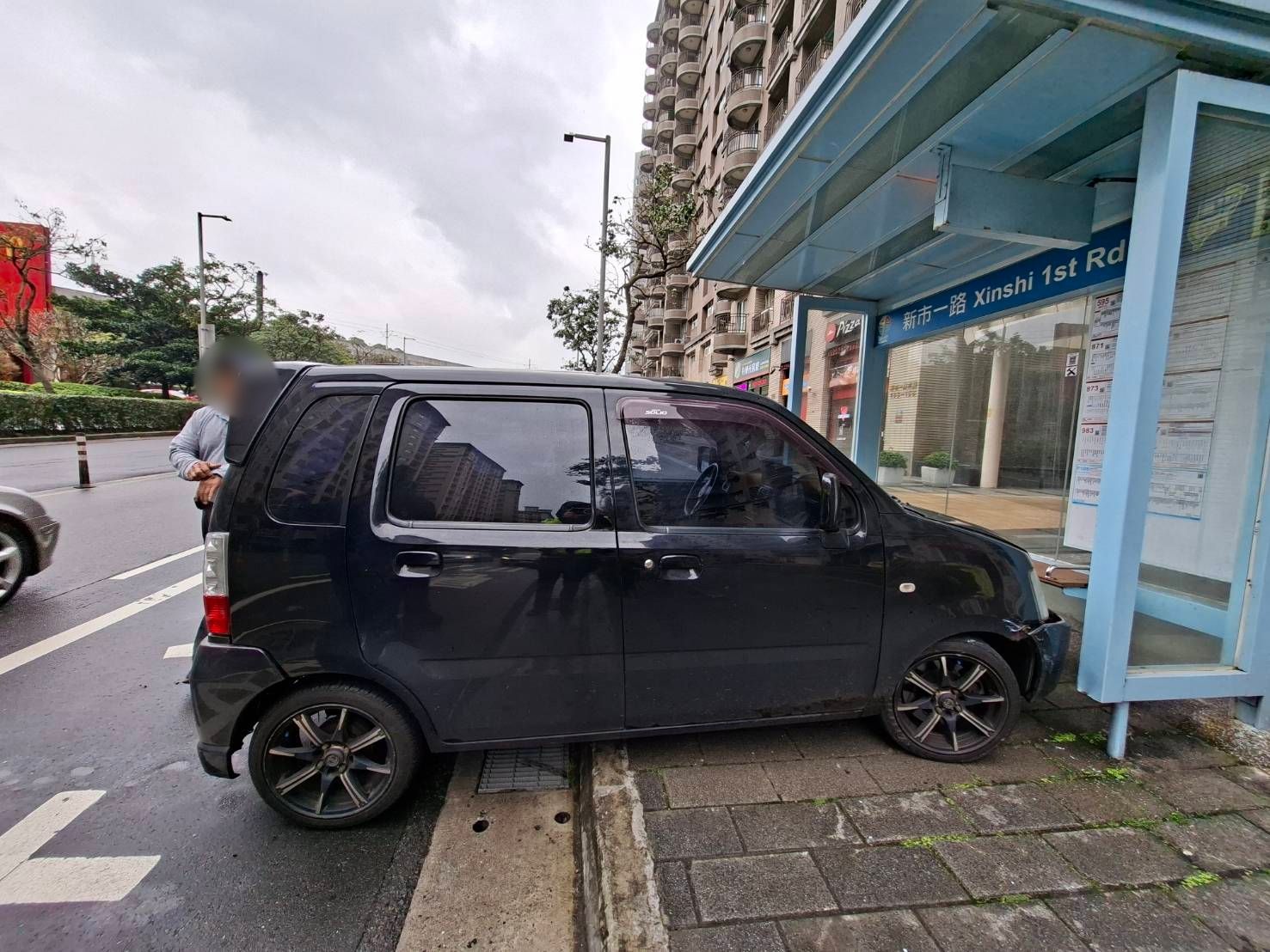 31歲吳姓男子開車前往速食店得來速購餐，離開時疑似因為重感冒突然劇烈咳嗽，導致手握方向盤不穩、車輛當場失控，直接橫越車道衝撞對向的公車亭。