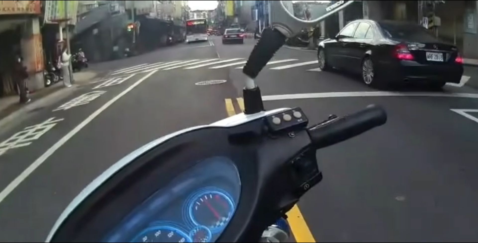 男子表面上配合停車受檢，卻在員警準備靠近時，突踩油門加速駛離現場。