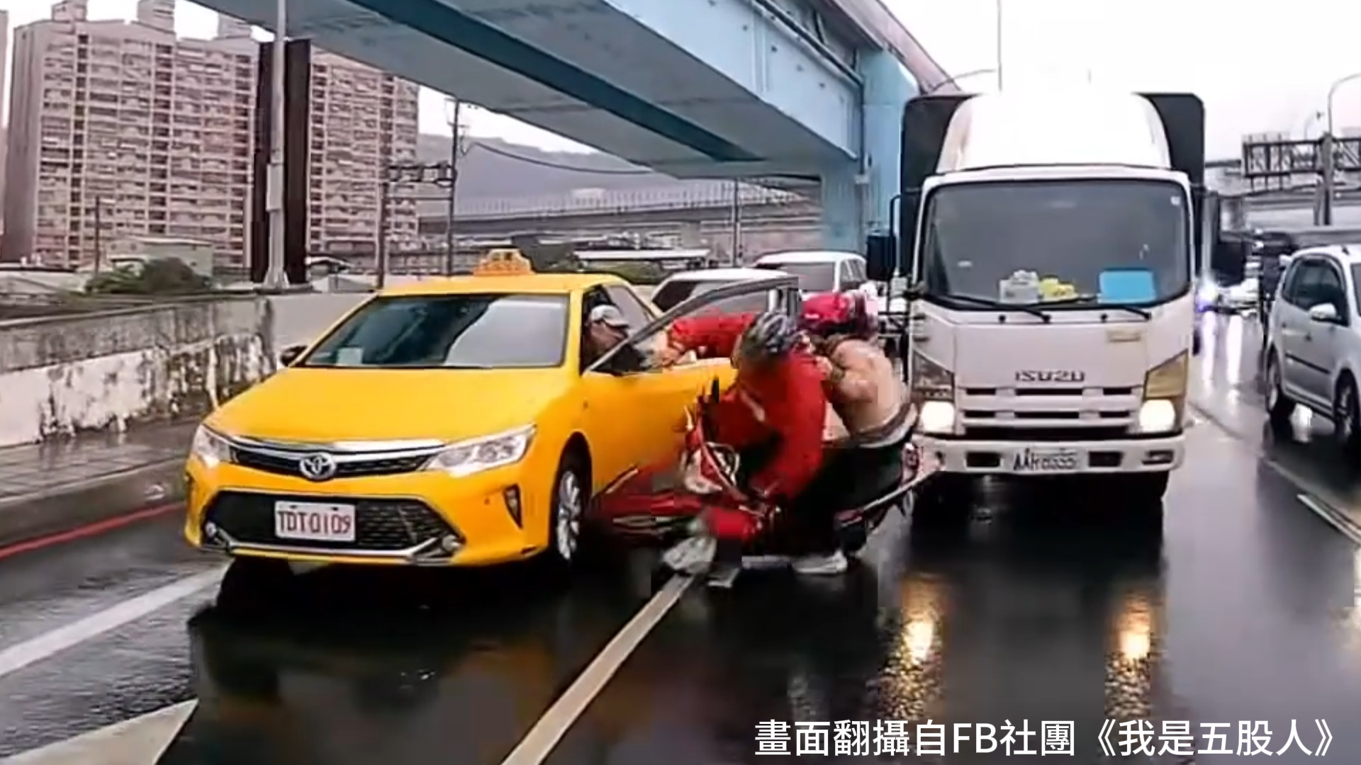 68歲黃姓計程車運將與貨車發生擦撞後，急著下車查看車損，卻疏忽未注意後方來車就猛然推開車門，當場「擊落」直行的雙載機車騎士。