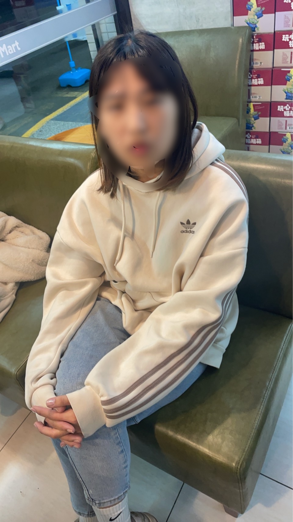 被害女子誤信臉書上的虛擬貨幣投資廣告，帶著200萬元現金前往台北市立聯合醫院陽明院區外進行面交，未料甫見面即遭搶走鉅款。