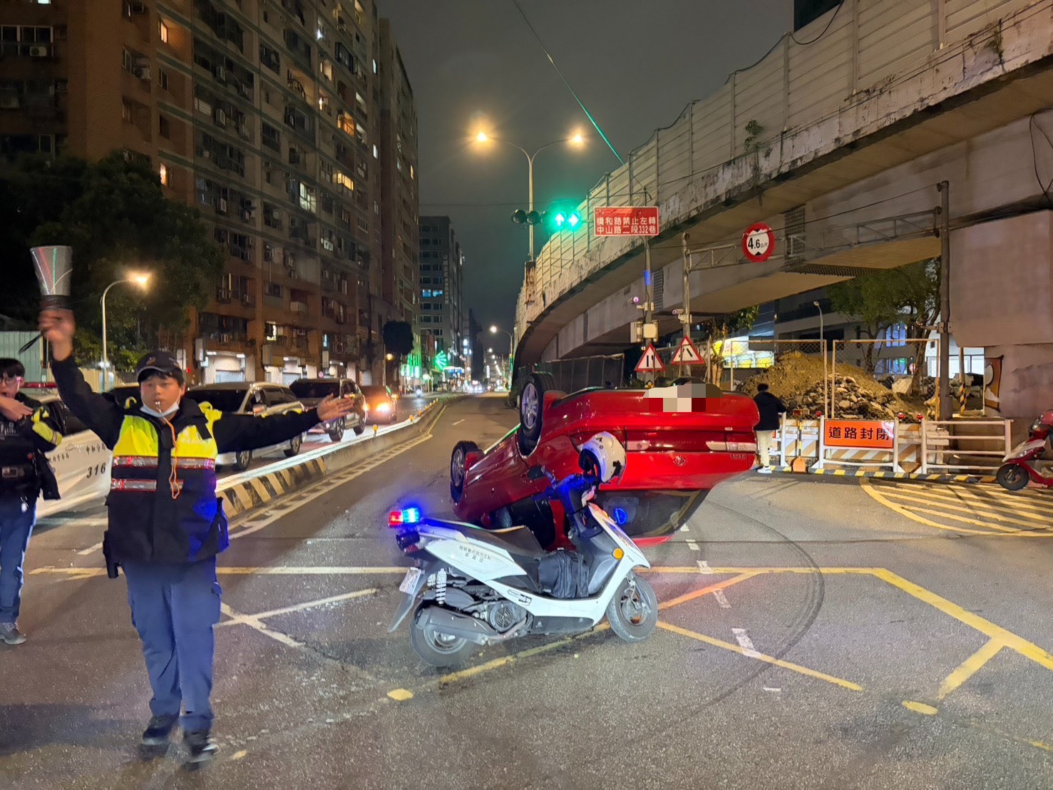 新北市中和區橋和路一帶，昨（10）日晚間21時許發生1起自撞翻車事故。