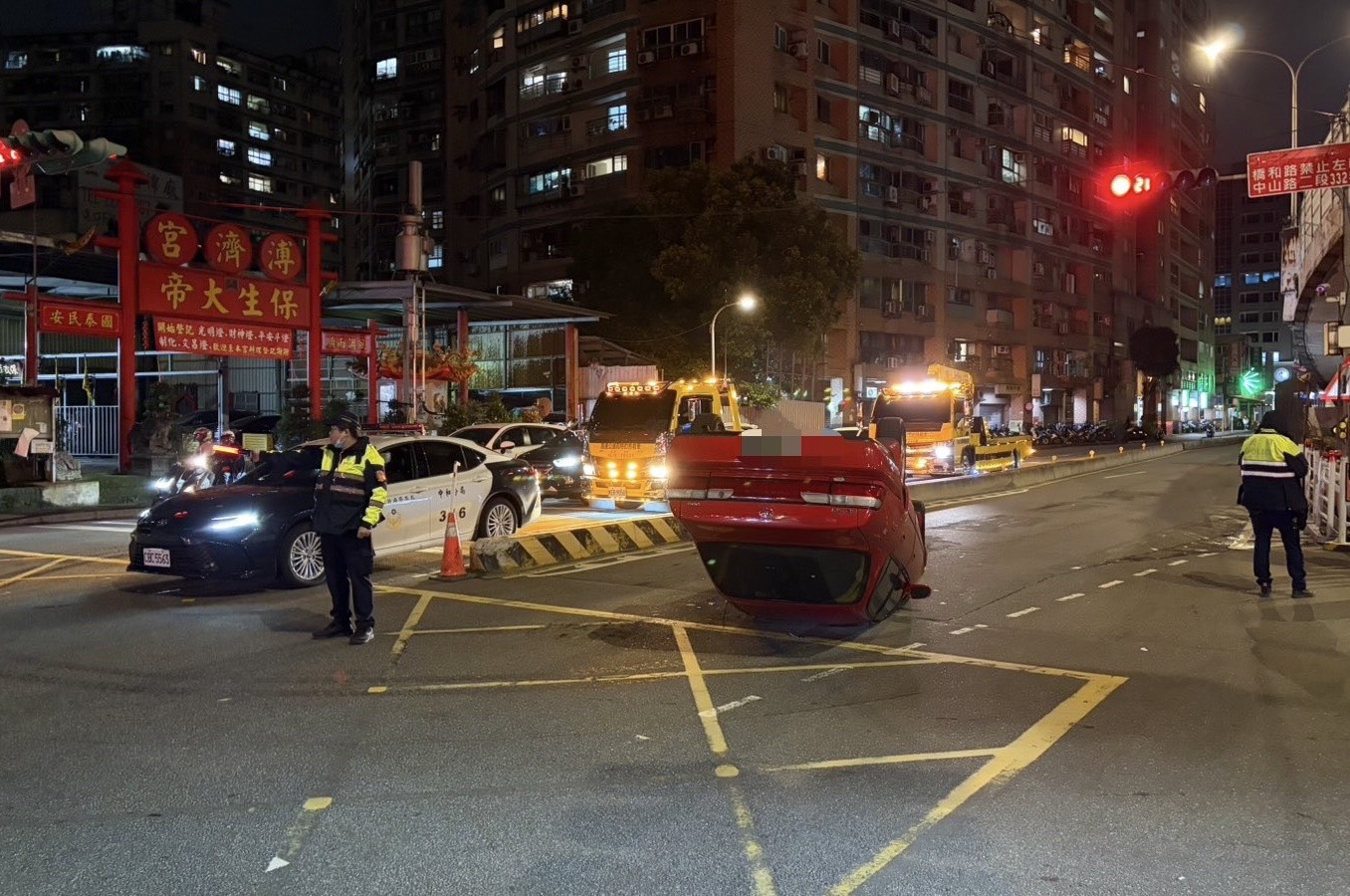 59歲張姓男子駕駛紅色轎車行經橋和路時，疑似因為對路況不熟，一邊開車一邊找路，竟沒發現正前方的中央分隔島，當場迎面猛烈撞上。