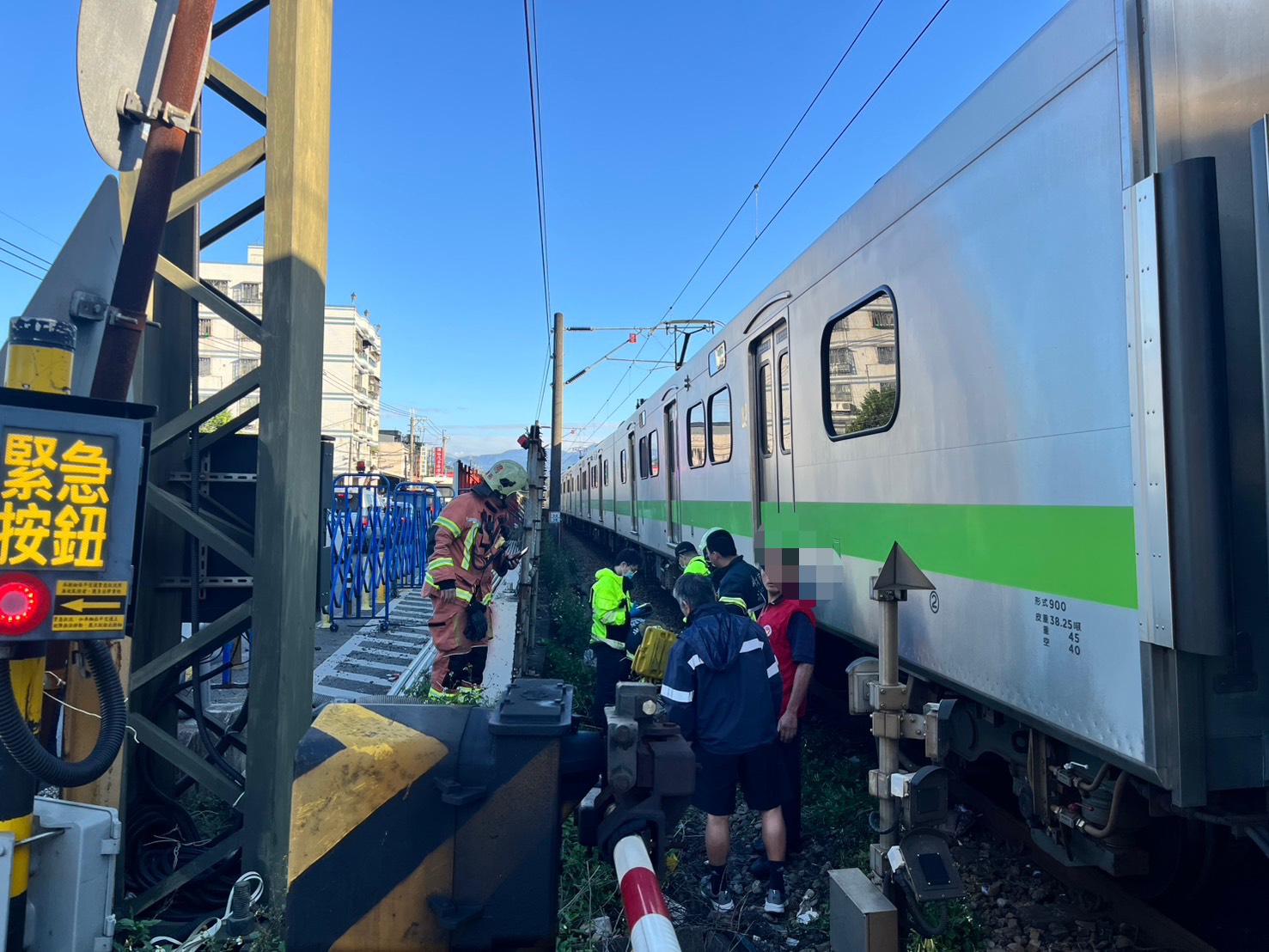 83歲袁姓老翁不明原因騎乘機車闖入鳳鳴里平交道，遭駛來的台鐵2194次區間車猛烈撞擊，當場慘死。