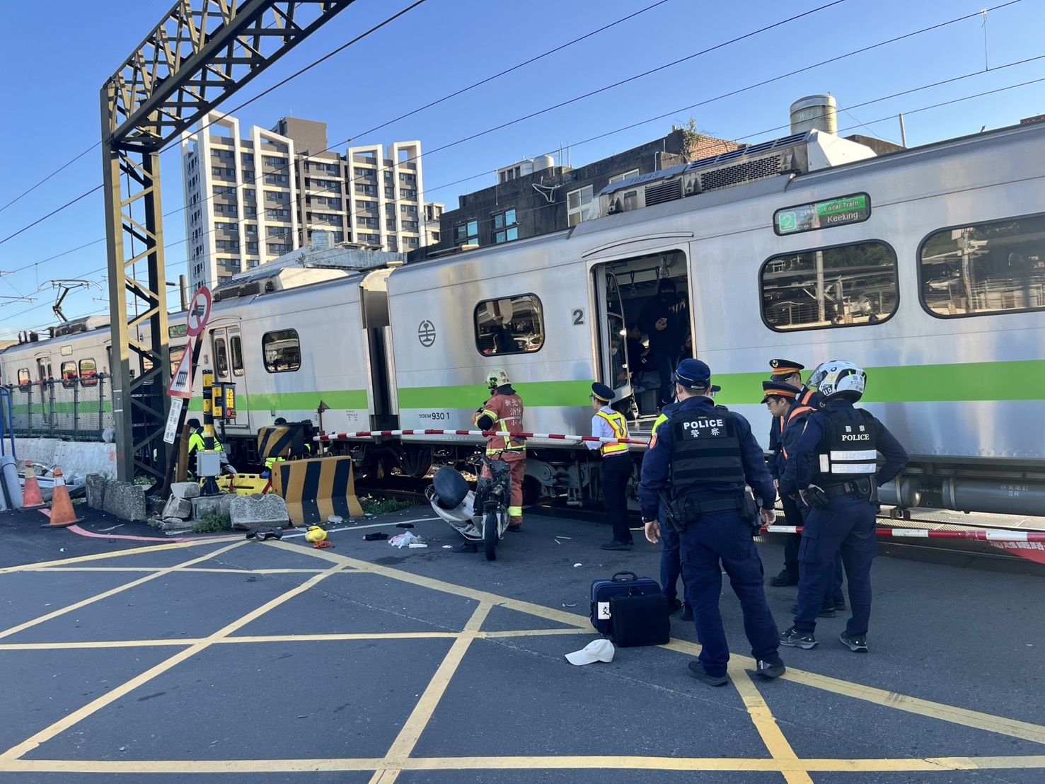 警方調閱監視器，發現袁翁當時自行騎乘普通重型機車進入平交道區域，隨後便遭列車撞擊，初步排除有外力介入，已通知板橋殯儀館協助處理後續事宜。