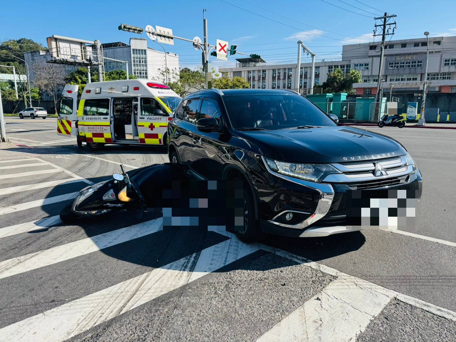 台北市南港區南港路一段一帶，今（11）日下午15時許發生1起汽、機車碰撞事故。