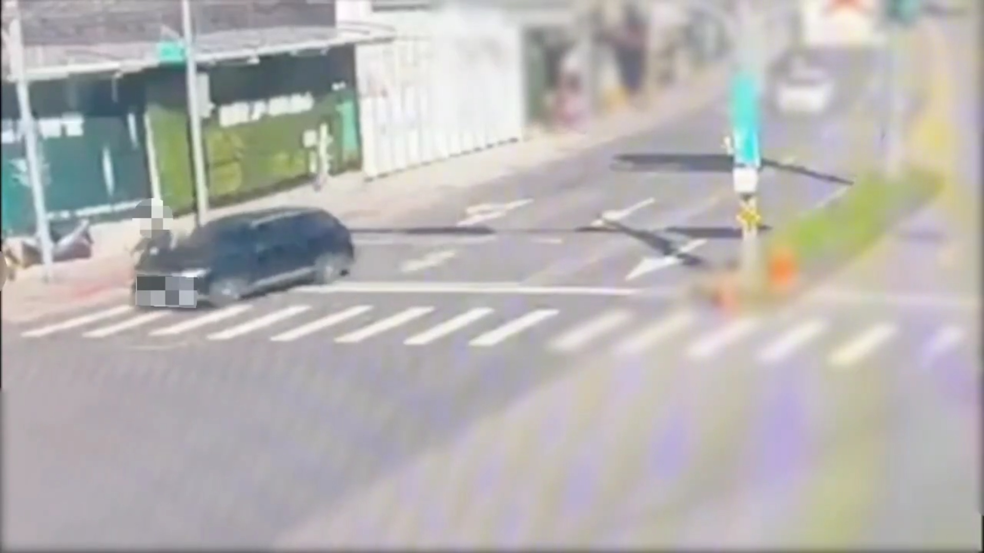 事發時陳男駕駛小客車，沿著南港路一段東往西方向直行，行經經貿一路路口準備右轉時，疑似未注意右側來車，與同向直行的項姓騎士發生碰撞。