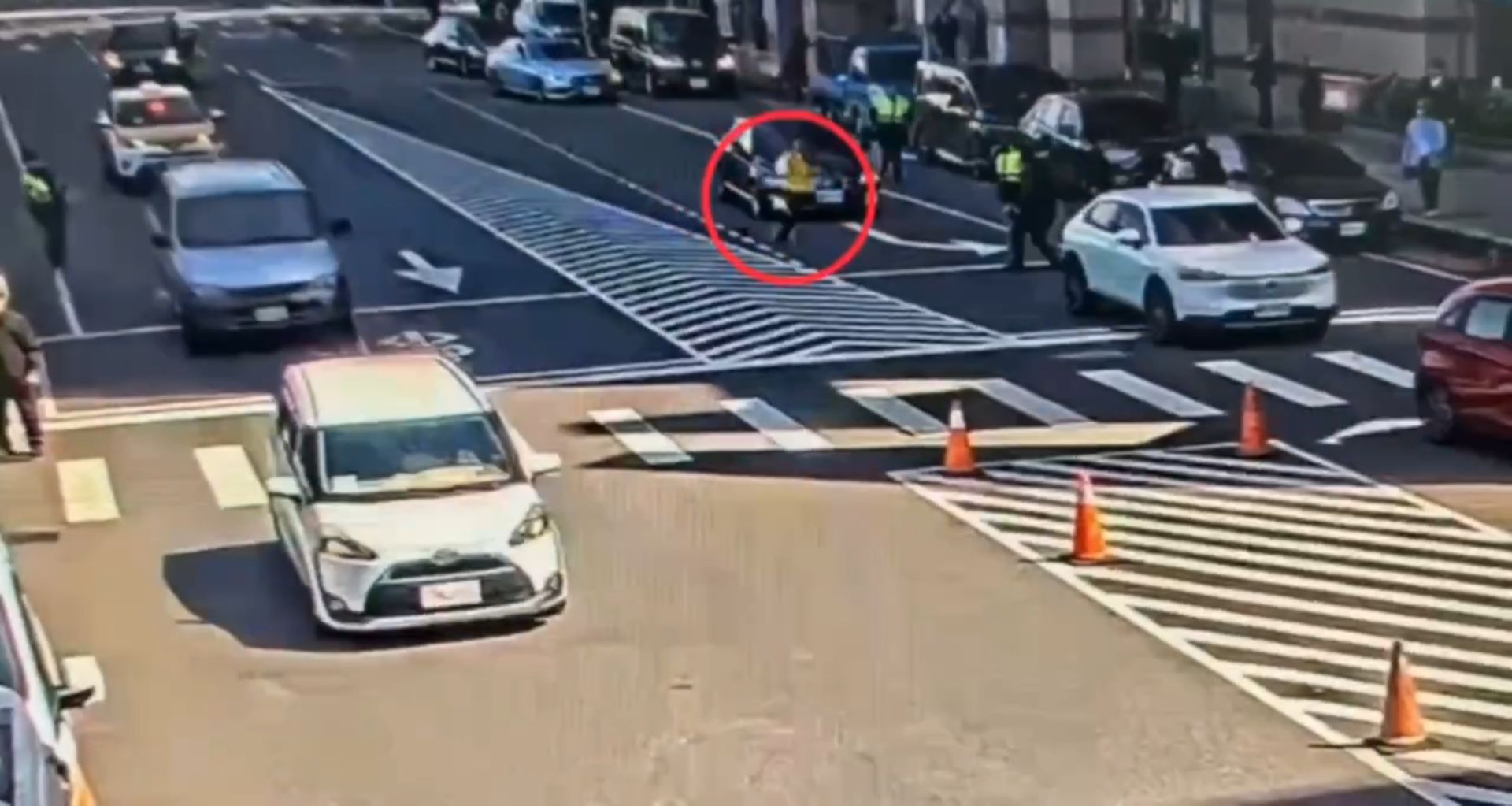 新黨副秘書長游智彬因不滿行政院長卓榮泰日前赴日本觀看世界棒球經典賽，質疑其公器私用，今（11）日下午前往民進黨中央黨部前激烈抗議。