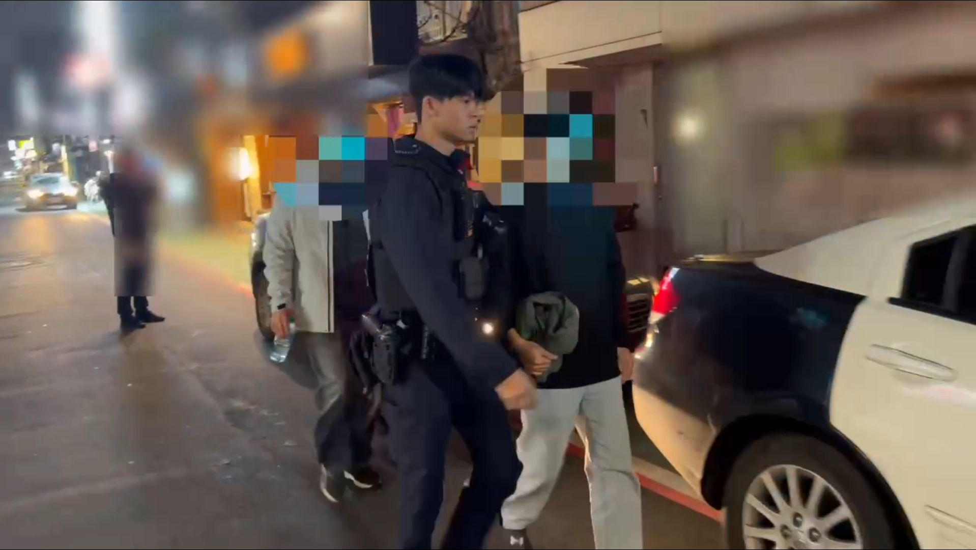 當場逮捕林姓負責人及4名賭客,更意外發現其中1名41歲劉姓賭客竟是身揹詐欺、洗錢2條罪名的通緝犯,當場將5人全數帶回偵辦。