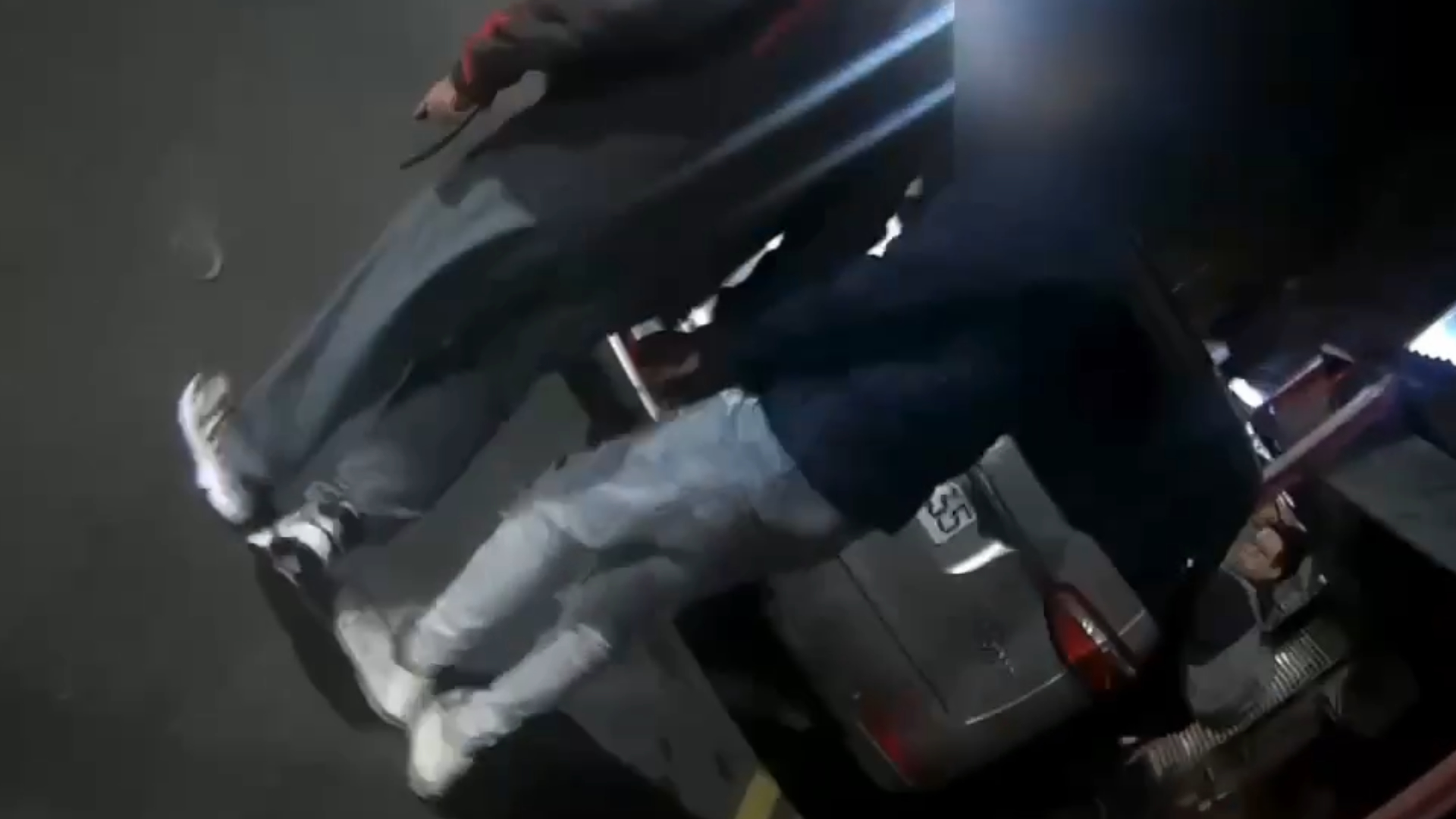 專案小組漏夜追查，循線至新北市土城區逮捕2人。