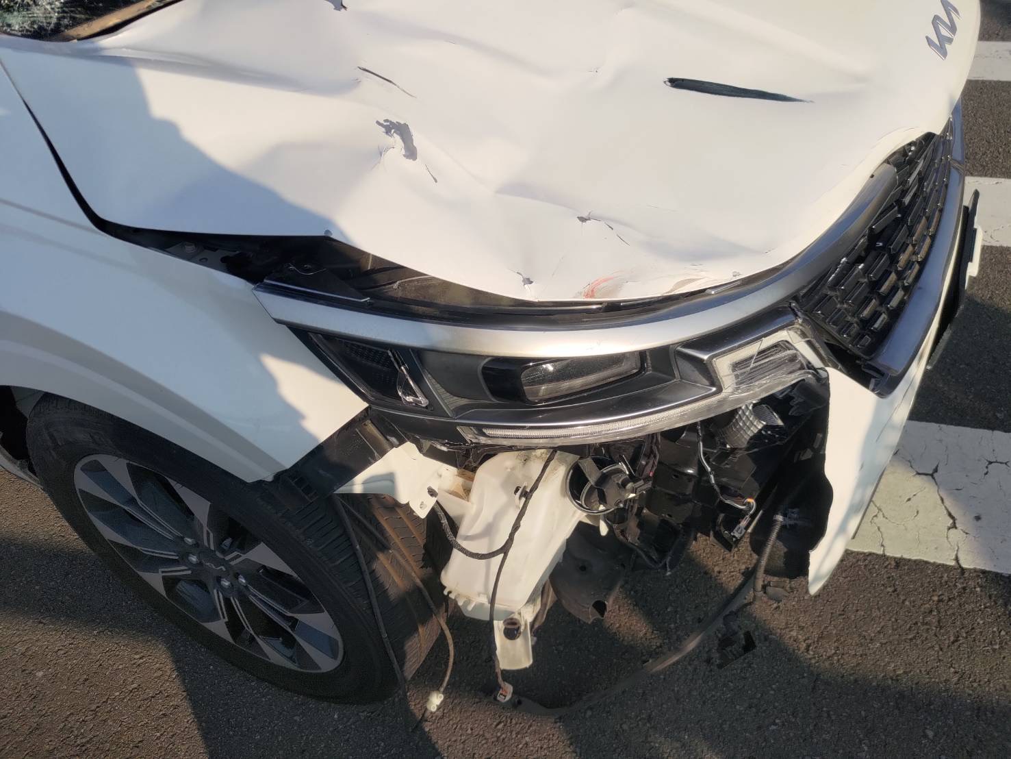 黃女駕駛的自小客車右前車頭嚴重毀損。