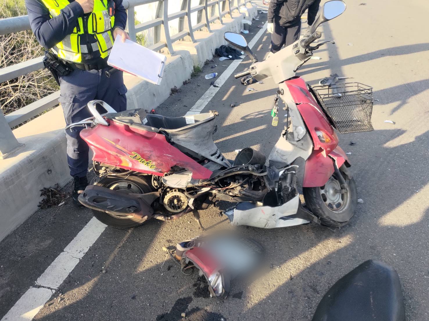 林姓老翁的機車被撞得面目全非。