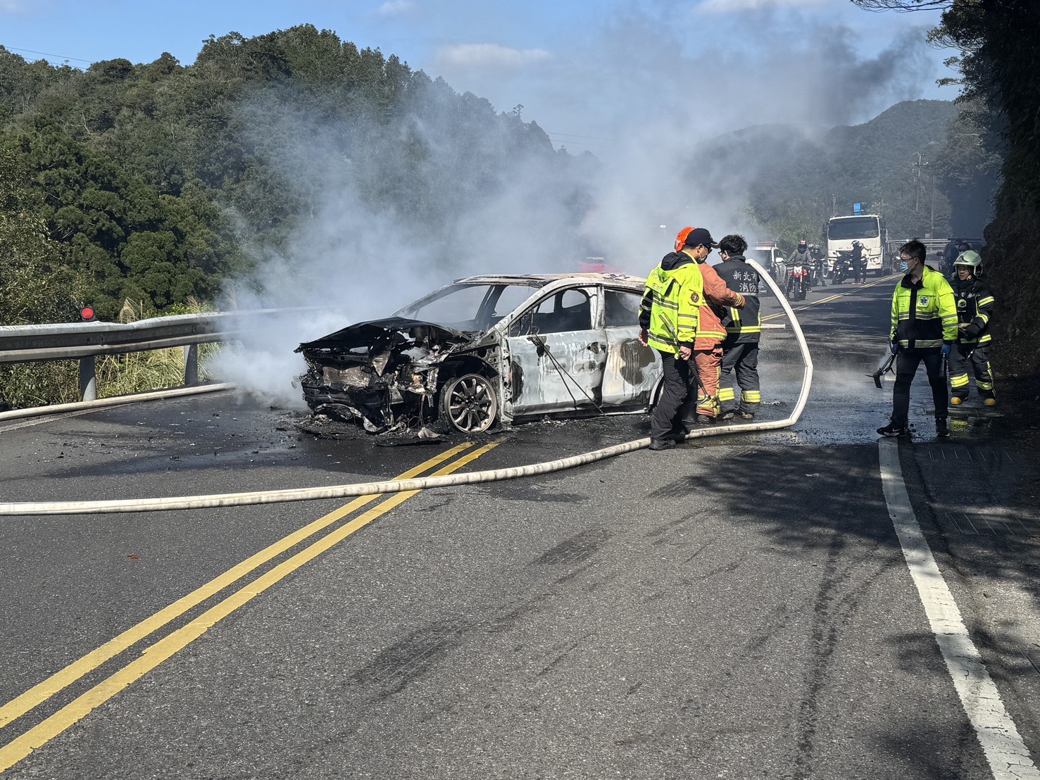 32歲張姓男子獨自開車出遊，行經北宜公路56.3公里處時，車輛突然失控打滑，猛烈撞擊路旁山壁。撞擊後整輛車瞬間起火燃燒。