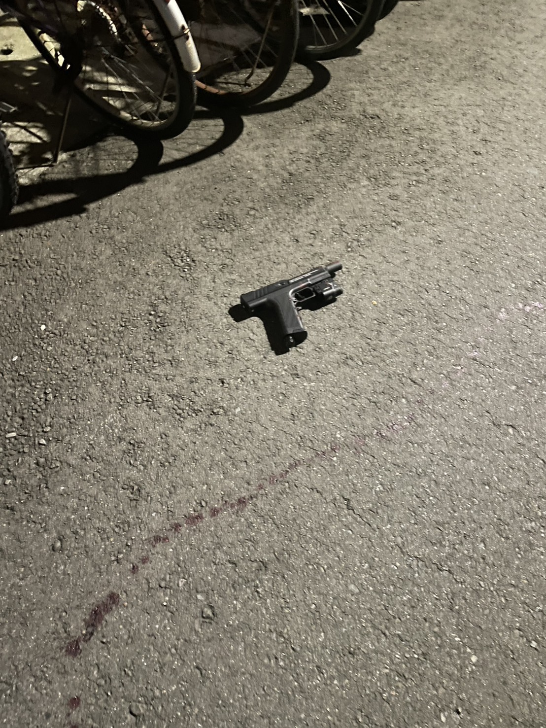 轄區大同警分局接獲民眾報案稱「有人開槍」後，火速派員趕赴現場，但雙方人馬均已逃離，現場僅遺留1把鎮暴槍與大片血跡。