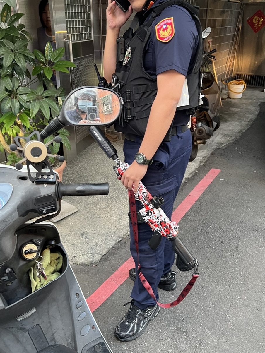 警方獲報火速趕抵，當場查扣玩具槍並將邱男帶回法辦。