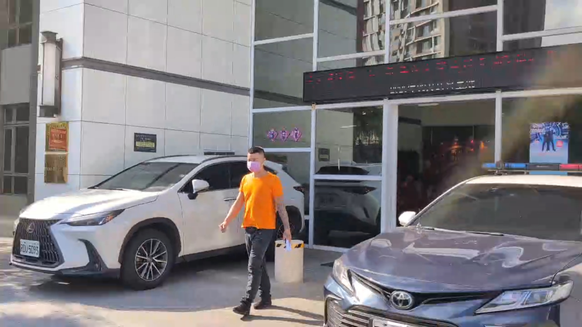 高姓民間拖吊車司機落網時精神恍惚，警方對其進行毒品唾液快篩，結果竟呈現安非他命陽性反應。